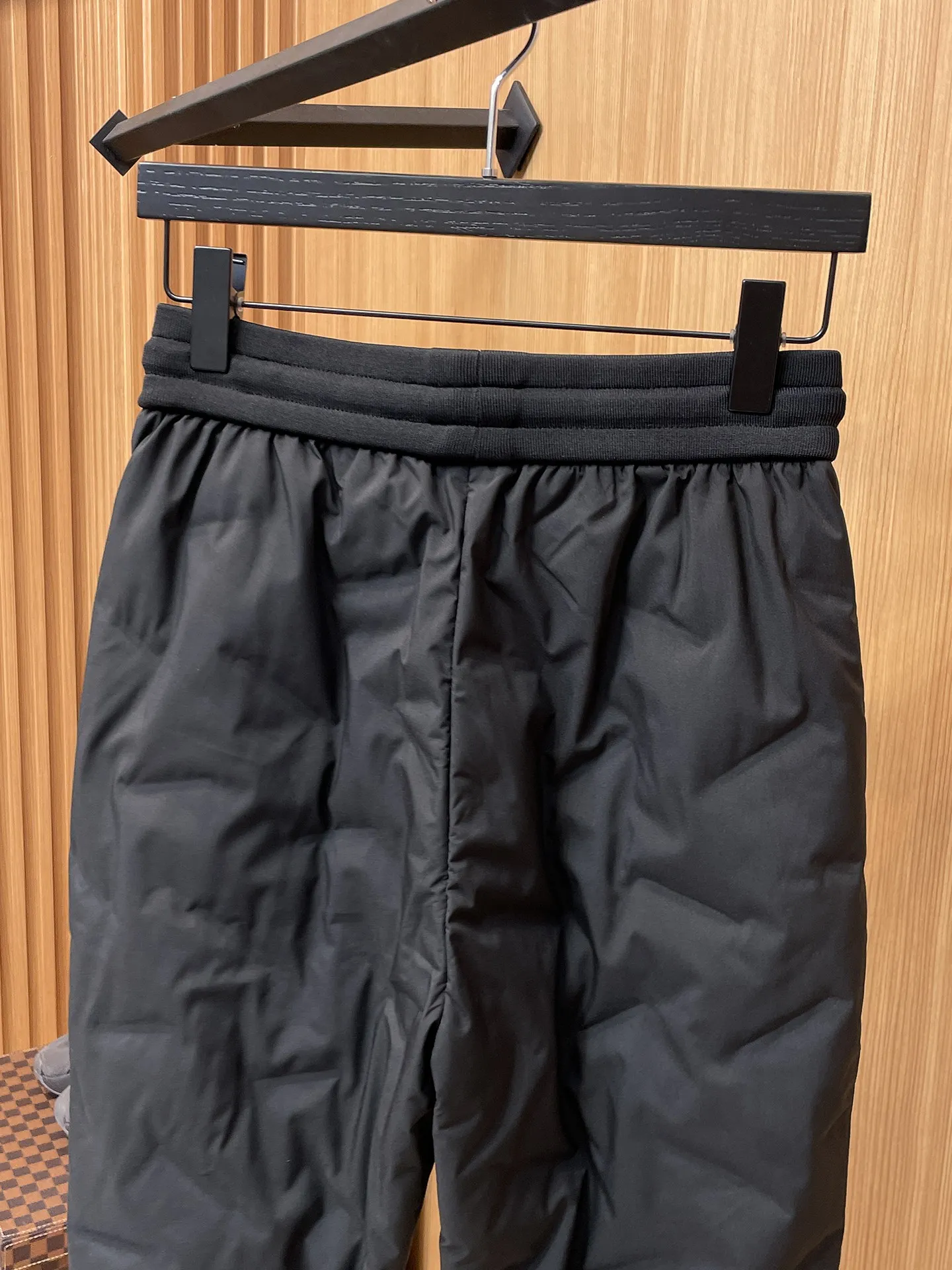 P490 Canada Goose 25 new autumn and winter products🆕Thickened warm down pants are here🌹Winter essential outdoor windproof, lockable and warm. Made of professional-grade outdoor windproof, waterproof and breathable fabric. Lining is filled with 90% white duck down. Lightweight design, lightweight and warm. Seamless gluing process on the inside. Made of light and gall-free velvet fabric to effectively prevent velvet running. Original hardware accessories. Classic logo matching. Simple and versatile. The upper body is stylish and not bulky. The style is the same for men and women! Size: M-3XL.